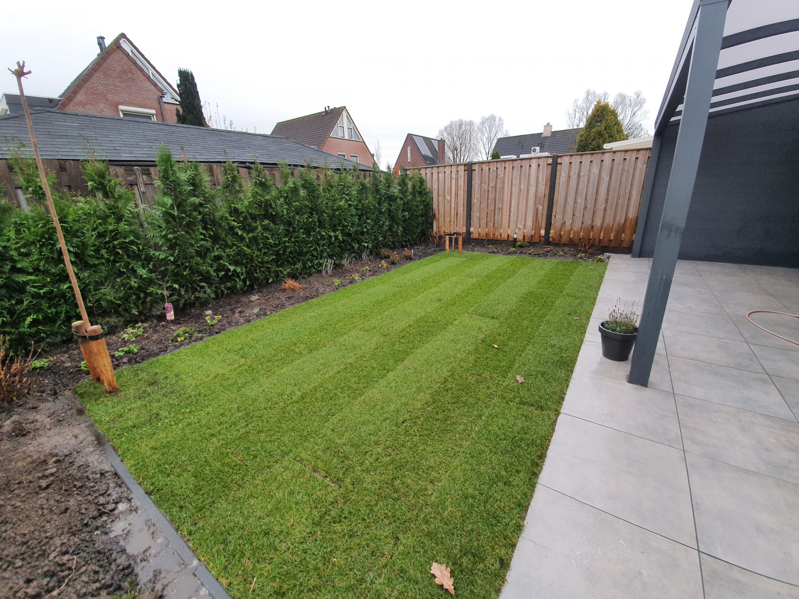 Keramisch terras, incl. schutting en beplanting