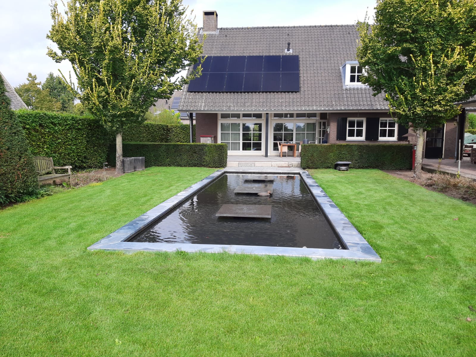 Terras- en vijverrenovatie in Boxtel