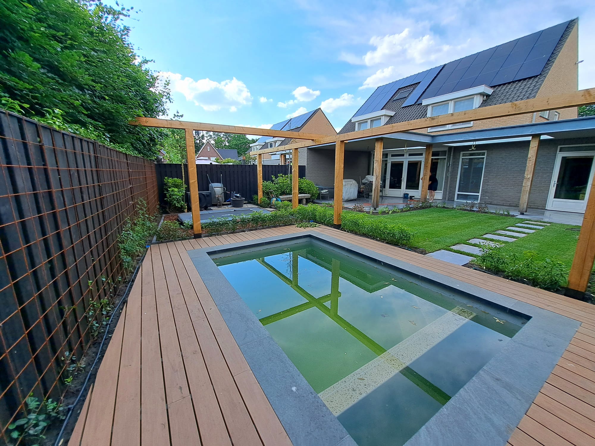 Luxe tuin met zwembad