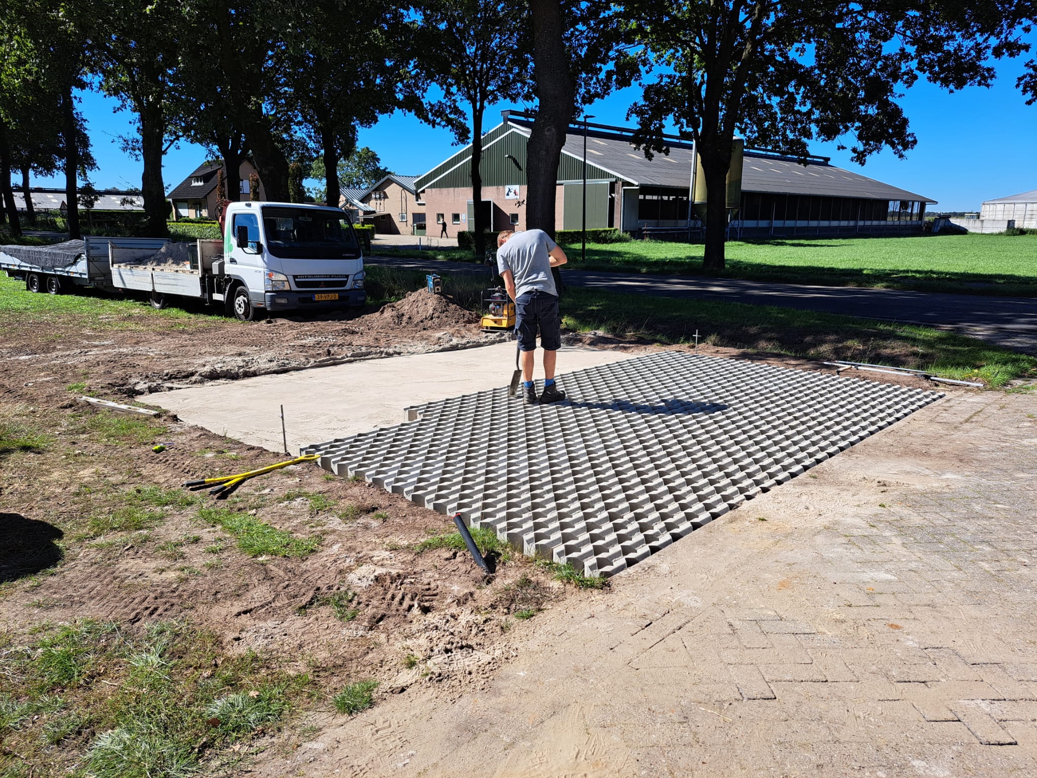 Tuin met water doorlatende grasparkeerplaatsen