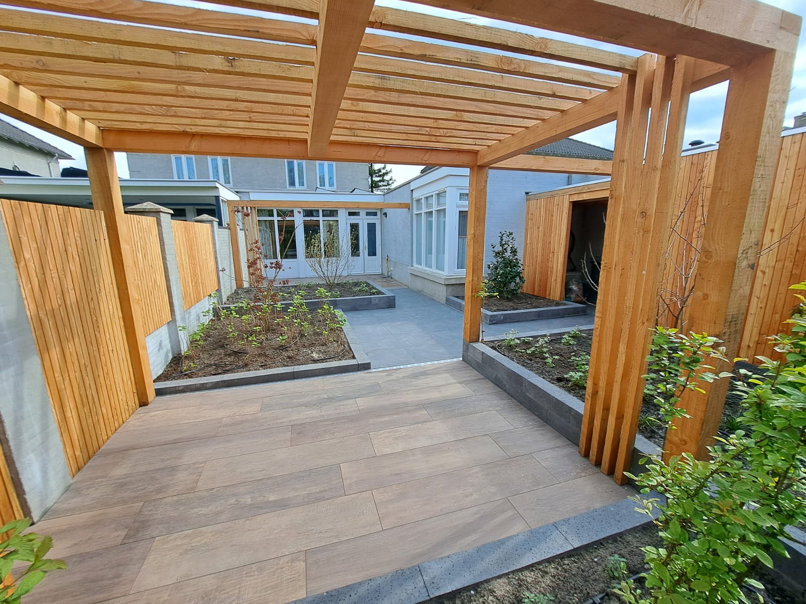 Pergola, keramisch terras en berging